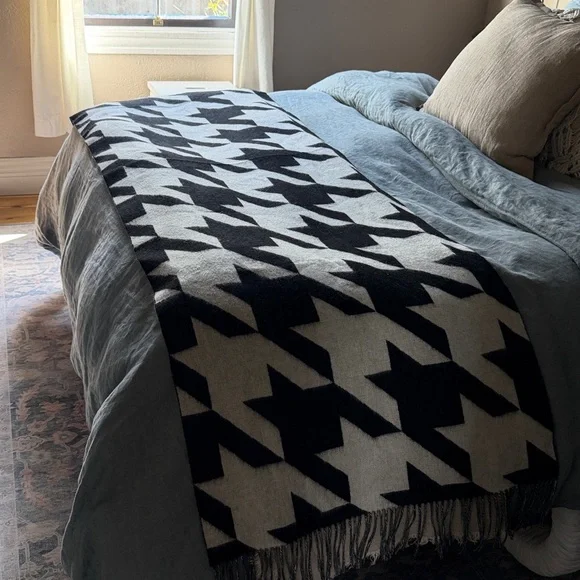 All Saints Spitalfields Black and White Houndstooth wool scarf or throw - Picture 2 of 6